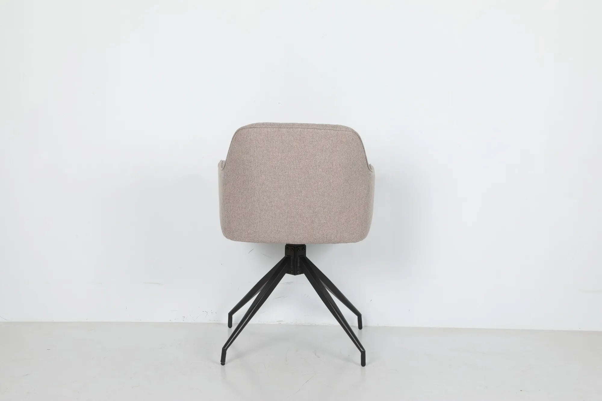 Lemia Spisestol – 180° Roterbar med Davis Barrel-stoff